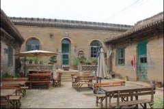 例如灯具的选择、床单的颜色、墙上的贴画、室